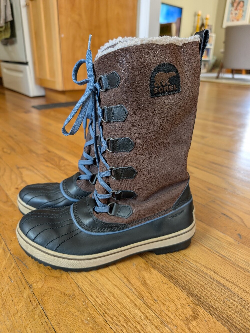 Sorel Women Brown & Black Lace-Up Winter Boot with Blue Laces Size 9